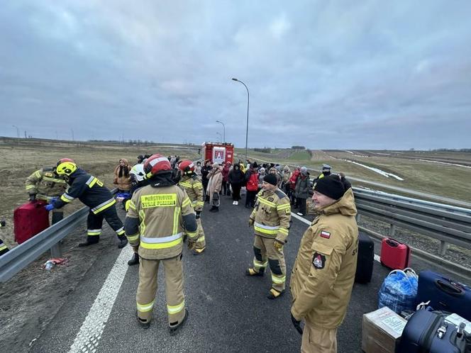 Autokar staranował barierki i spoczął w rowie. 65 pasażerów utknęło na autostradzie A4