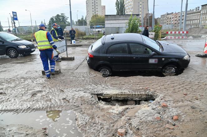 Droga zapadła się pod samochodem