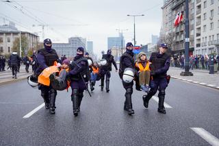 Incydenty na Marszu Niepodległości w Warszawie. Aktywiści zablokowali trasę. Narodowcy ciągnęli po ziemi flagi