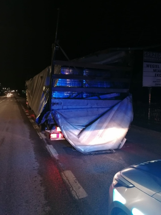 Świętokrzyskie: Metalowe pręty PRZEBIŁY szybę mercedesa. Scena jak z horroru