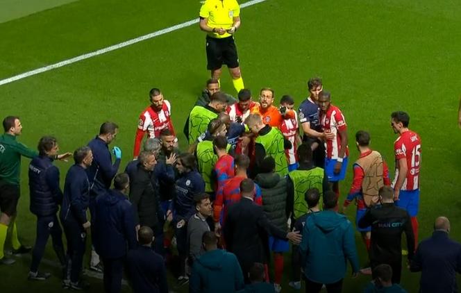 Zadyma podczas meczu Atletico - Manchester City