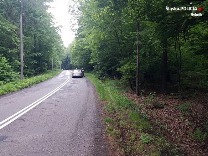 Motocyklista z bronią maszynową w plecaku uciekał policjantom. Sceny jak z filmu akcji w podrybnickich Świerklanach [WIDEO]
