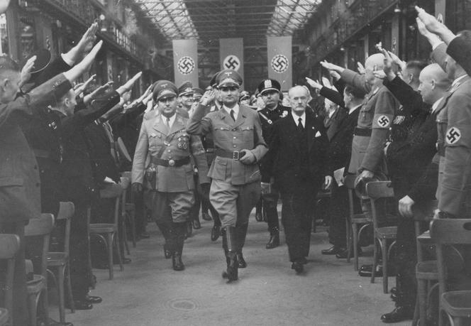 Rudolf Hess w towarzystwie Roberta Leya, Bohlena von Kruppa i prezesa włoskiego Związku Robotników Przemysłowych Capoferri przybywa na uroczystość