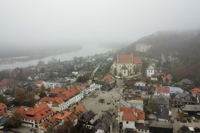 Mglisty Kazimierz Dolny w obiektywie. Miasteczko nad Wisłą przyciąga turystów nawet późną jesienią