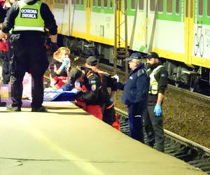 Młody mężczyzna wpadł między peron a pociąg w Warszawie. Został zmiażdżony