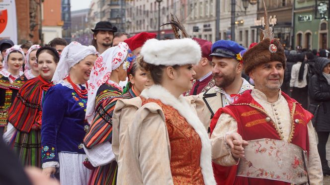 Polonez dla Fredry 2025 we Wrocławiu. Maturzyści zatańczyli na Rynku [ZDJĘCIA]