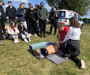 Bezpiecznie nad wodą. Radomska policja i ratownicy WOPR uczyli młodzież zasad bezpieczeństwa 