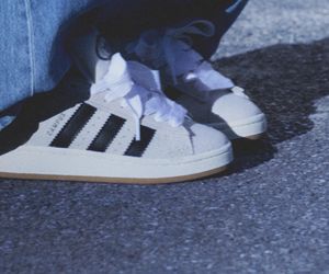 Jakie buty do niebieskiej sukienki będą pasować? ABC stylu