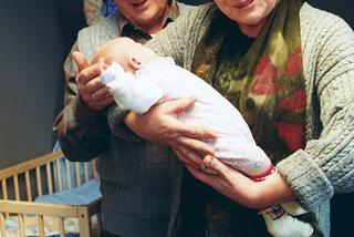 Teresa Lipowska (Barbara) i Witold Pyrkosz (Lucjan) z wnukiem Mateuszem (Krystian Domagała) na planie M jak miłość w lutym 2002 roku