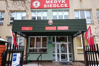 Defibrylator znajduje się na głównym korytarzu CKZiU w Siedlcach, zaraz przy wejściu