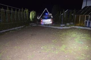 Wola Rzędzińska. Pijany kierowca staranował dwa ogrodzenia i słup energetyczny