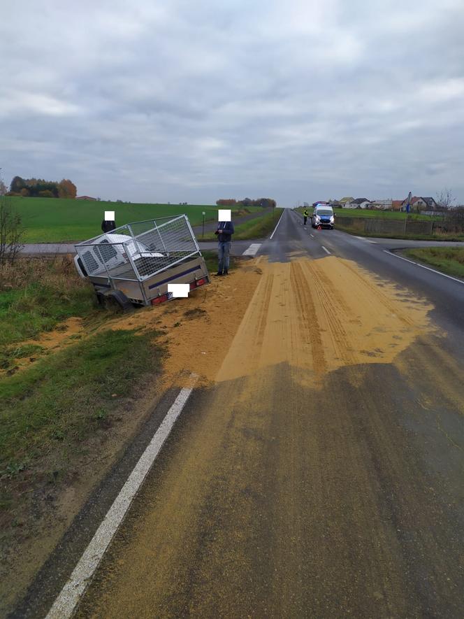 Stłuczka na obwodnicy Święciechowy. Przyczepa jednego auta uderzyła w drugie