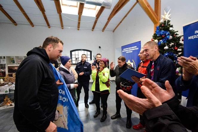 Policjant przemierza Polskę rowerem miejskim. Przejazdem był w województwie kujawsko-pomorskim [ZDJĘCIA] 