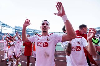 Dramat w byłym klubie Lukasa Podolskiego! Gwiazdor został pobity tuż przed meczem o awans