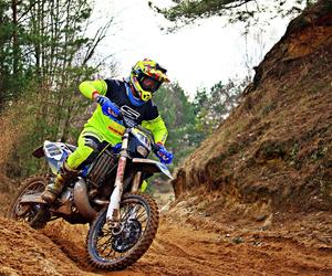 Młody motocyklista wybrał się na przejażdżkę po lesie. Został ranny i jeszcze stanie przed sądem
