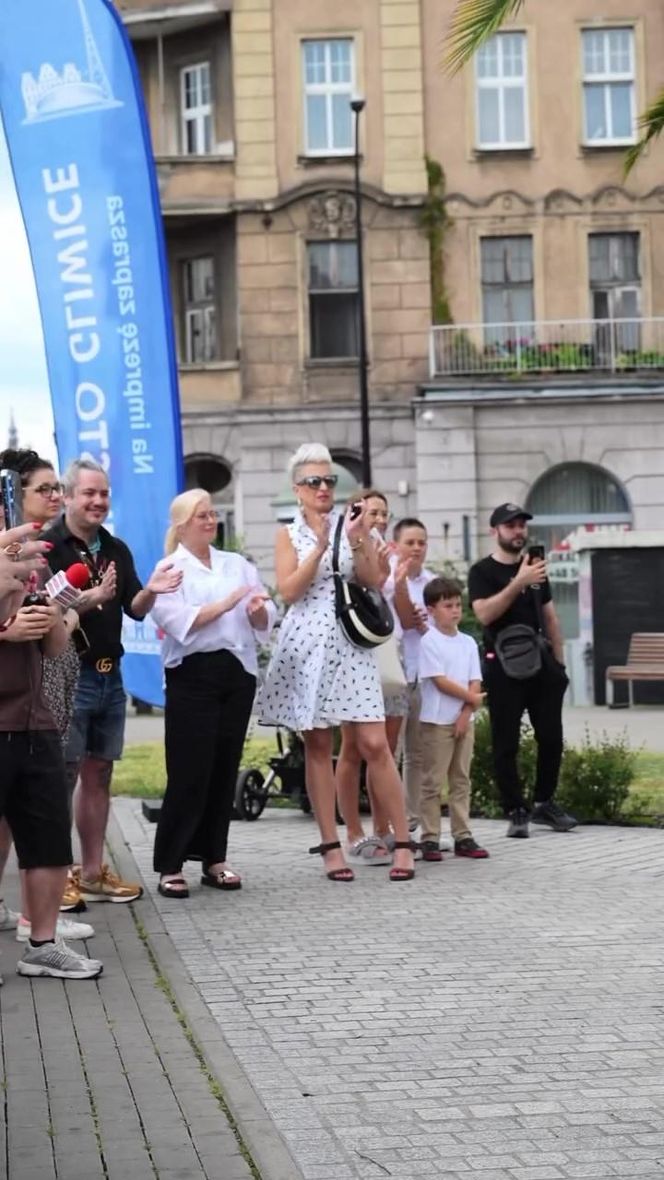 Gigantyczny złoty "lajk" stanął w centrum Gliwic. Zainaugurowano festiwal Biennale Gliwice