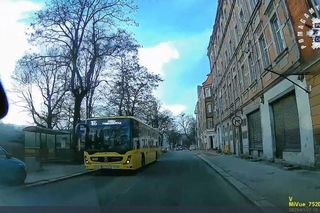 5-latka wbiegła wprost pod nadjeżdżający autobus. Wstrząsające nagranie 