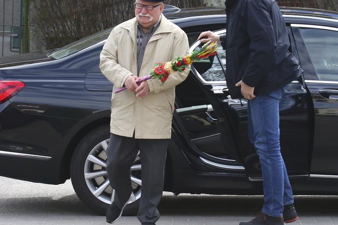 Lech Wałęsa z palemką na mszy w kościele