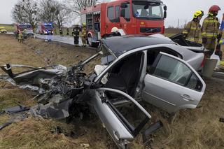 Śmiertelny wypadek na DK11 pod Kluczborkiem! 42-latek zginął po zderzeniu z tirem 