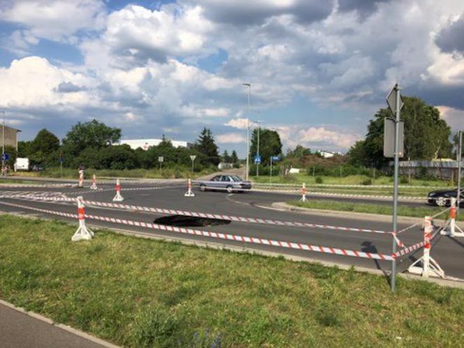 Na ulicy Wiosennej zapadła się jezdnia