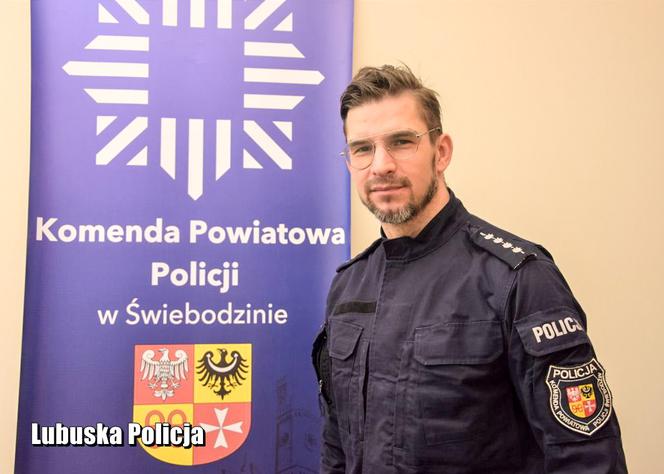 Policjant wskoczył do lodowatej wody, by uratować tonącą kobietę