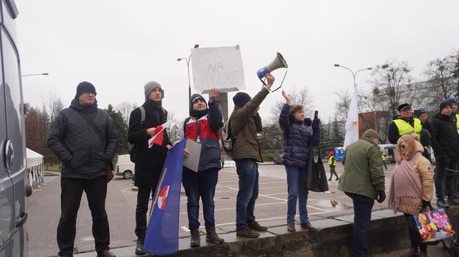 „Zielony Ład=Głód”, „Mleko nie jest z Biedronki”. Te hasła pojawiły się na proteście rolników w Olsztynie