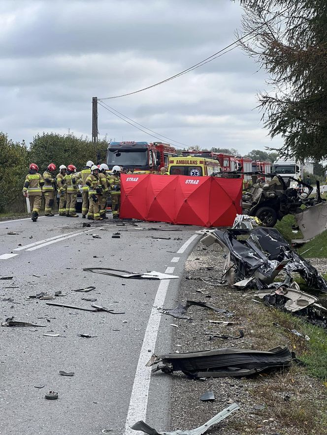 Tragedia pod Warszawą. Auto zderzyło się czołowo z tirem. Nie żyją dwie osoby, jedna jest ciężko ranna