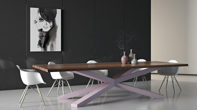 Stół z różową podstawą