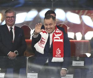 Prezydent Karol Nawrocki na meczu Polska – Finlandia! Bawił się świetnie bez krawata [GALERIA]