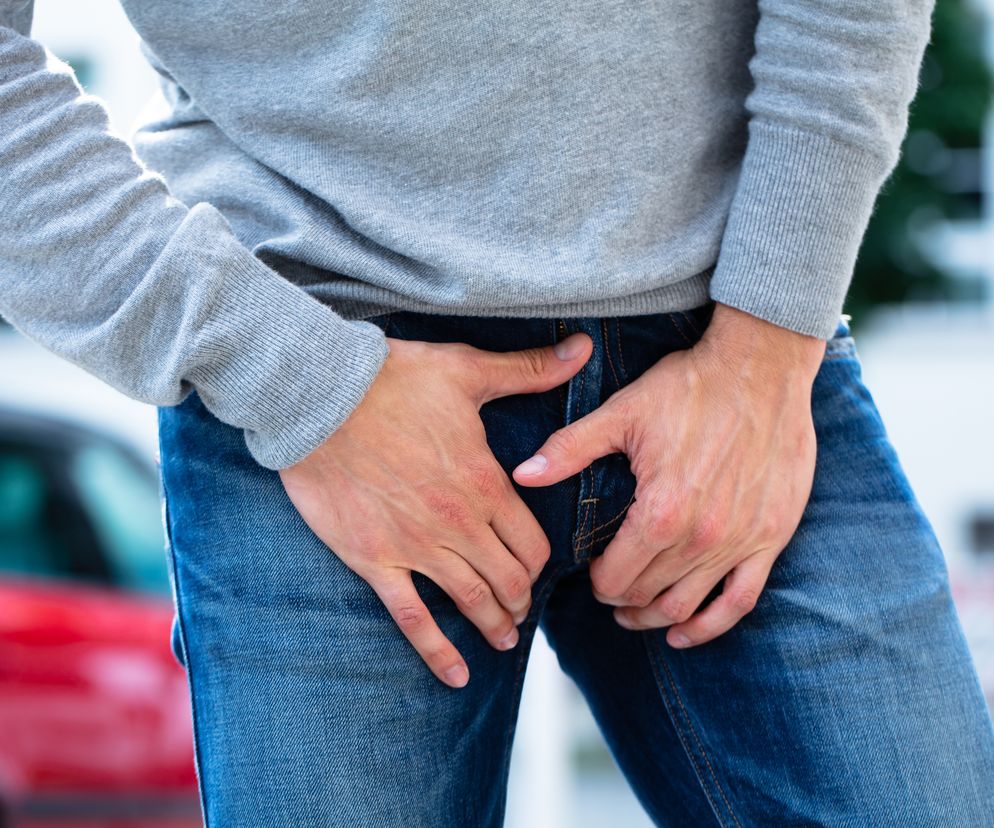 zbliżenie na mężczyznę trzymającego się za krocze
