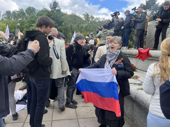 Protest na Cmentarzu Mauzoleum Żołnierzy Radzieckich w Warszawie (9.05.2025)