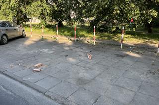 Samochody bez kół na cegłach - plaga kradzieży w Warszawie