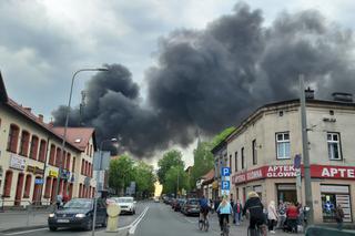 POTĘŻNY pożar w Katowicach! Płoną podkłady kolejowe!