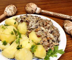 Duszone młode kanie z jajkiem. Wypróbuj przepis na pyszny sos do ziemniaków