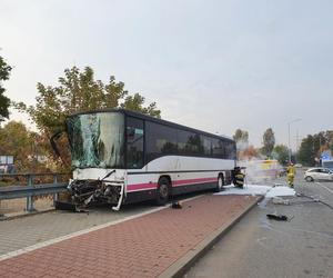 Wypadek w Katowicach. Autobus zderzył się z samochodem osobowym