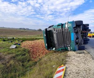 Przewrócona ciężarówka zablokowała rondo. 30 ton jabłek na drodze