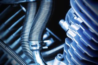 Maszyny (głównie części i akcesoria samochodowe, w tym silniki)