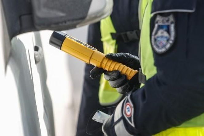 Pijany z dożywotnim zakazem prowadzenia auta próbował uciekać. Złapali go policjanci