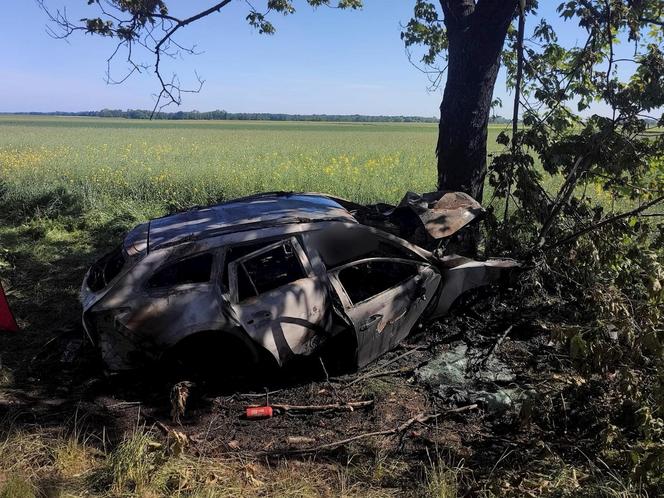 Śmiertelny wypadek pod Oławą. Kierowca mazdy zginął w płomieniach