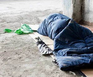 Służby miejskie ruszyły na pomoc bezdomnym. Pogotowie Zimowe w Szczecinie 