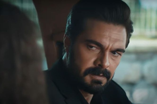 Po drodze Ferit informuje Yamana, że człowiek, który chciał zastrzelić Nanę, pracował w przeszłości dla Idrisa 