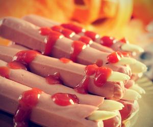 Palce z parówek na Halloween - jak zrobić mrożącą krew w żyłach przekąskę?