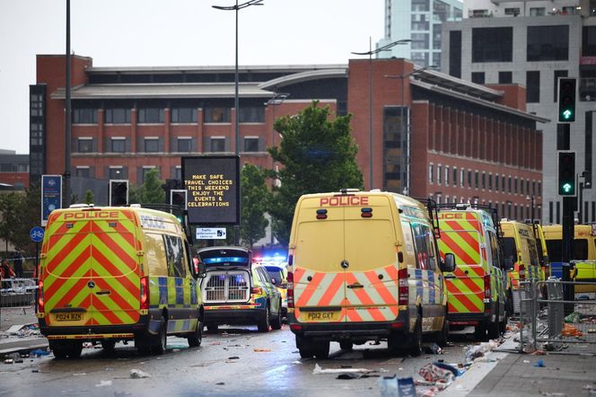 Liverpool: Samochód wjechał w tłum kibiców! Są ranni, w tym dzieci. Wstrząsające nagranie