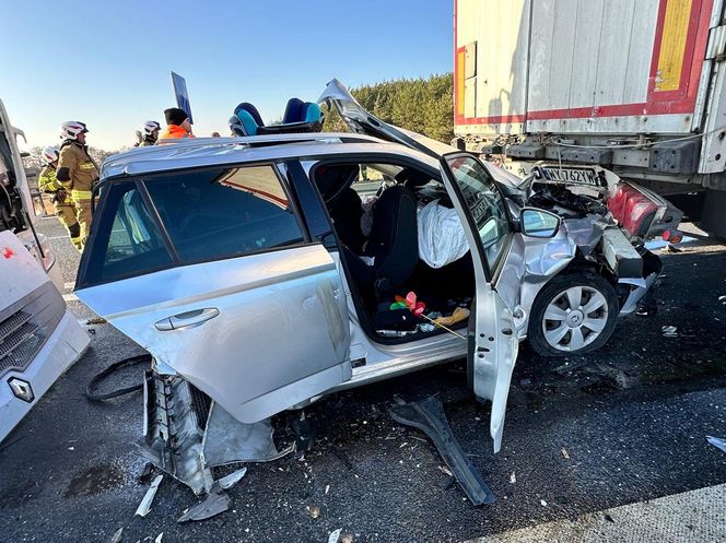 Wstrząsający wypadek pod Żyrardowem. Skoda zmiażdżona między dwoma tirami