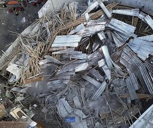 Zawalona szkoła w Indonezji. Ratownicy kopią ręcznie, szukając oznak życia. 59 osób nadal może być pod gruzami  