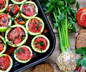 Pieczone cukiniowe krążki nadziewane mielonym mięsem i świeżymi pomidorami