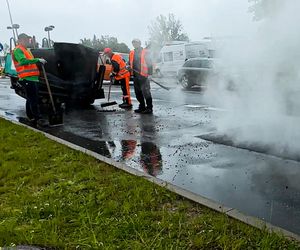 Polska szkoła remontów. Kładli asfalt na deszczu! Mamy zdjęcia