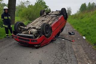 Kierowca volkswagena chciał uniknąć zderzenia z sarną. Wylądował w przydrożnym rowie [GALERIA]