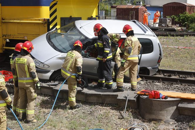 Kontrolowane zderzenie pociągu z osobówką