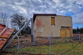 Silny wiatr nad Dolnym Śląskiem. Zerwany dach, powalone drzewa i zablokowana droga